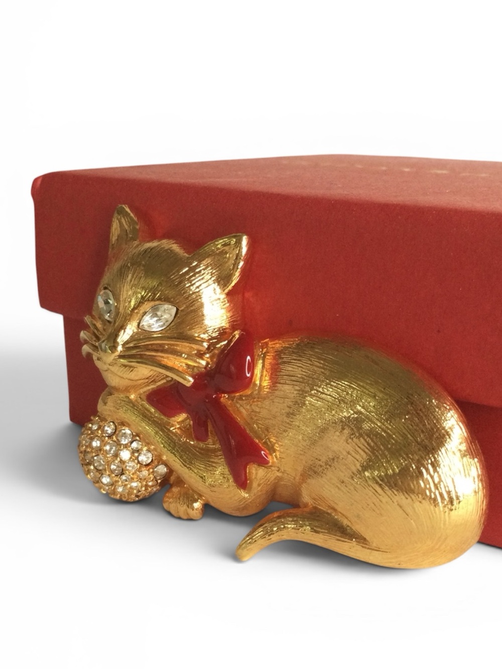 Vintage NAPIER Textured Gold‑Tone Christmas Cat Brooch with Rhinestone Ball - Picture 4 of 10